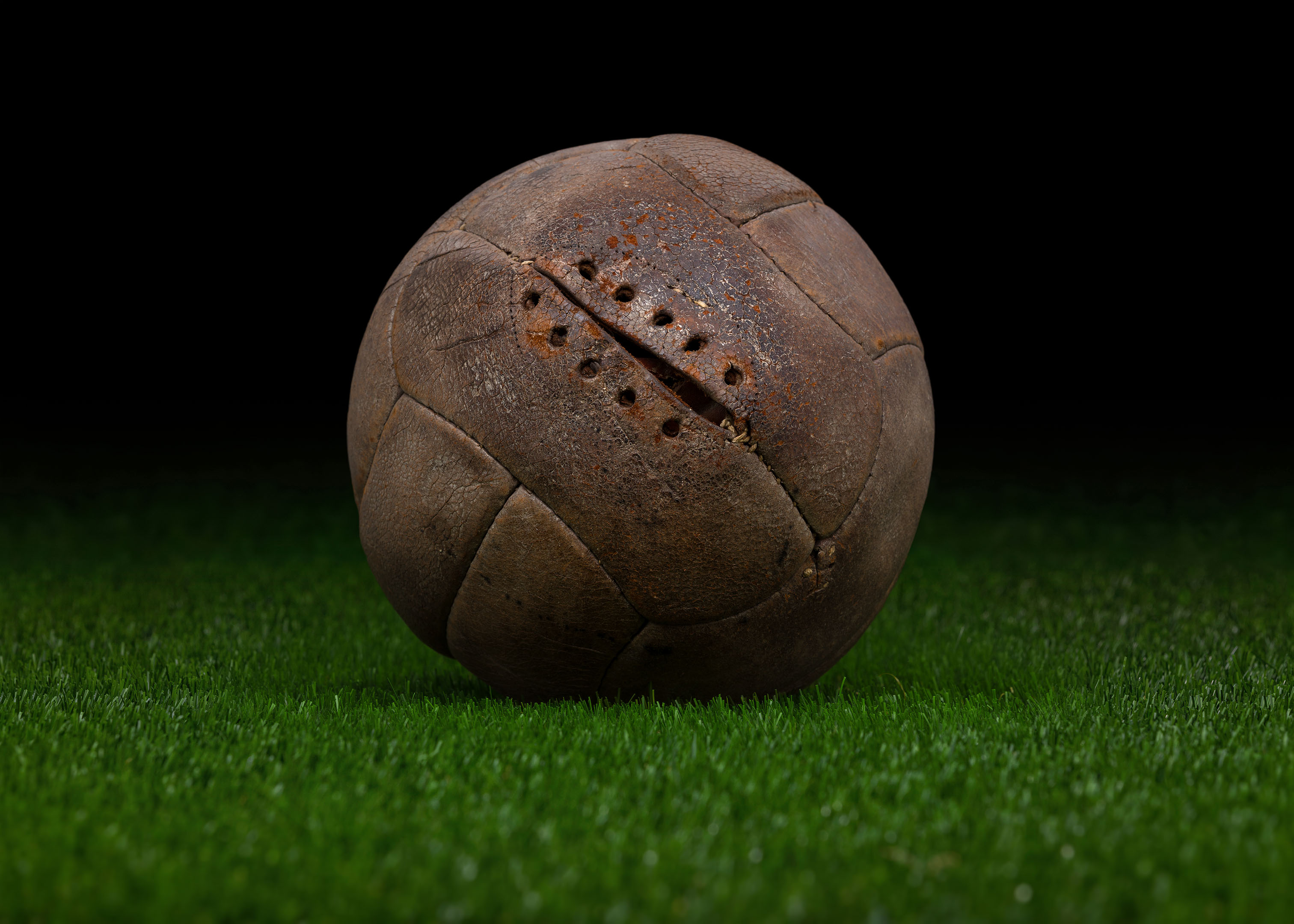 Первый мяч в футболе. Футбольный мяч. Старый футбольный мяч. Древние футбольные мячи. Самый старый футбольный мяч.